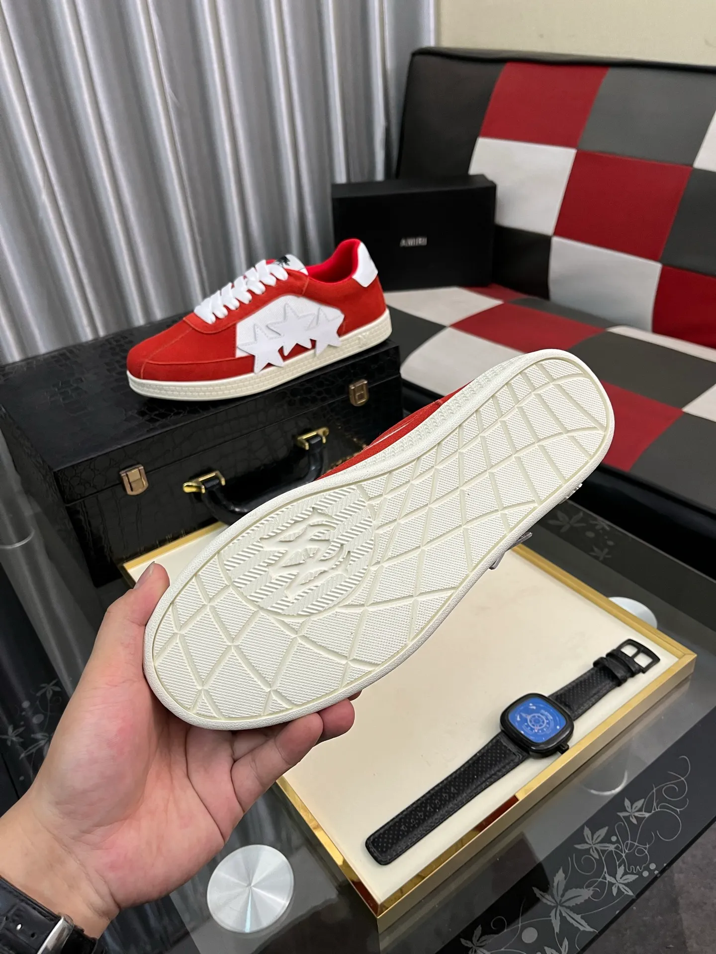 Men's shoes 💰420⌚️⌚️《AMIR*》New men's low-top casual sports sneakers bone shoes, another pair of irresistible bone shoes. Bone shoes are one of AMIRI's most popular items. They use first-layer cowhide uppers. The side bones are made of two cowhide laminations. They have a three-dimensional feel. The leather incisions are all oil-edged. Contrasting color design. Simple style. Fashionable sports. Customized metal LOGO nameplate to embellish shoelaces. Exclusive control of top version. Supports comparison. Breathable mesh lining Original rubber outsole A must-have item for daily leisure Suitable for various occasions Check it out if you are looking for high quality Super cool uppers Size: 38-445️⃣ Colors available